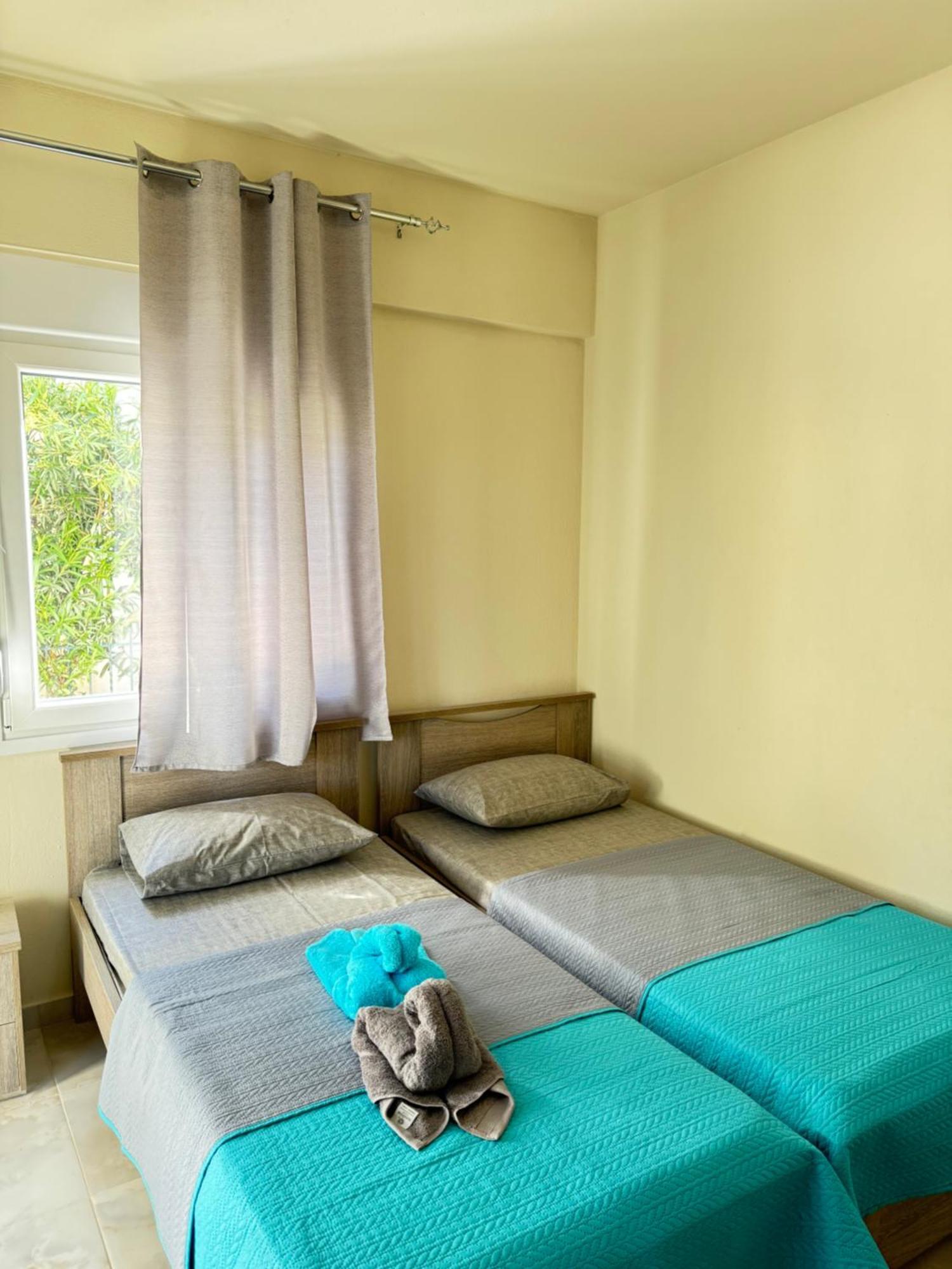 Adoniss Apartmentss Паралия Дионисиу Екстериор снимка
